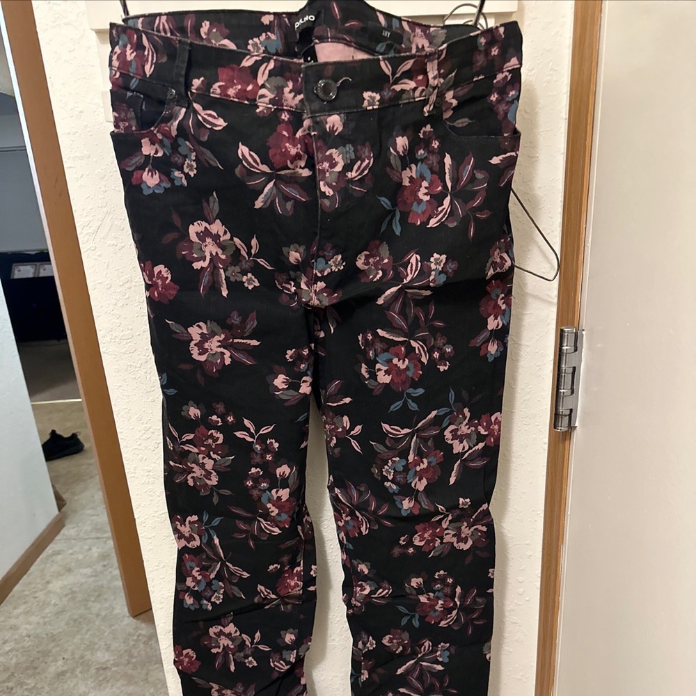 Floral jeans, size 18 made by Bandolino